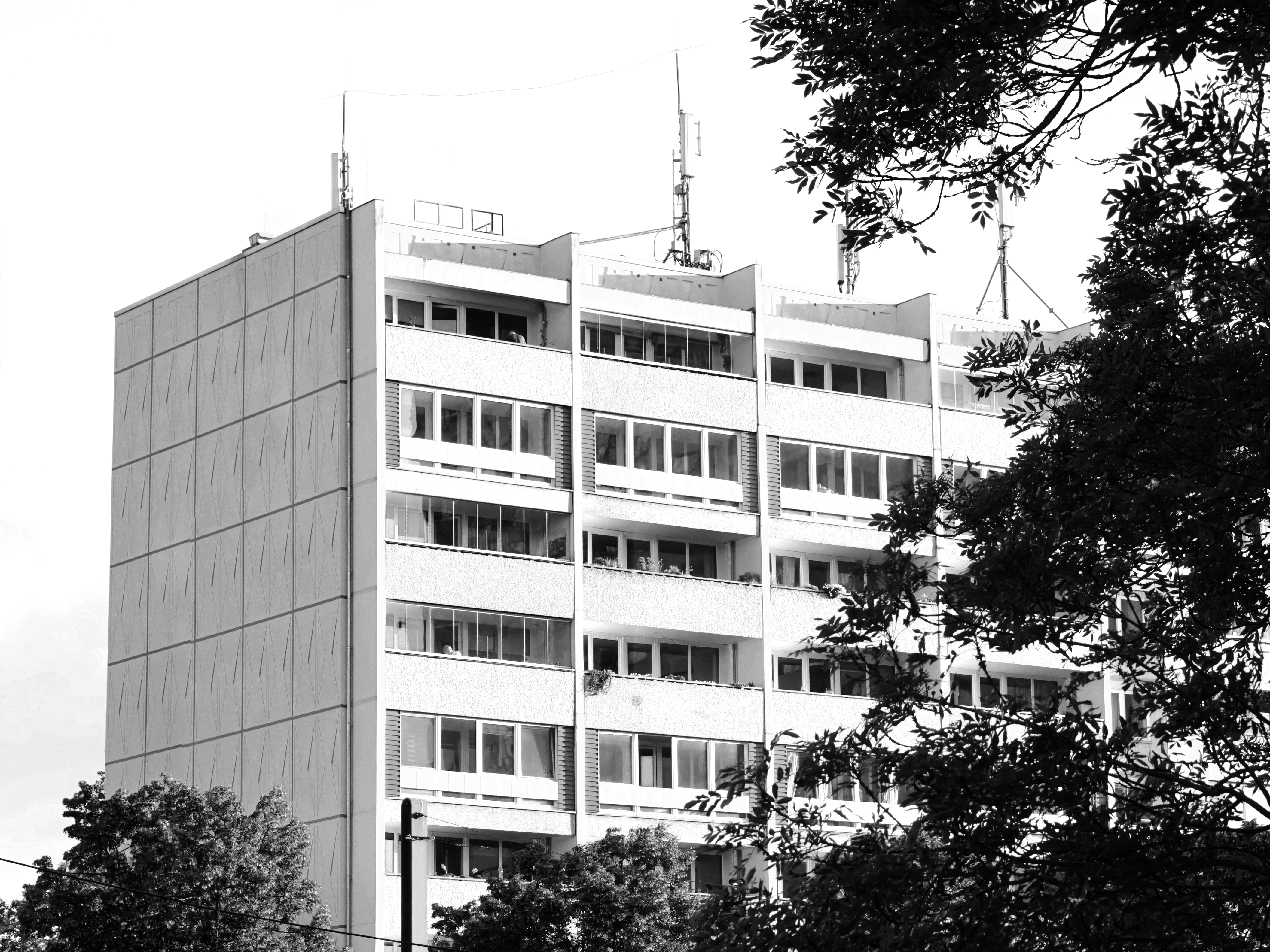 Wohnkomplex am Platz der Vereinten Nationen in Berlin am 05.05.2024 in schwarz-weiß „Bumerang“-Haus – Wohnkomplex mit Aussicht © Patrick Pehl