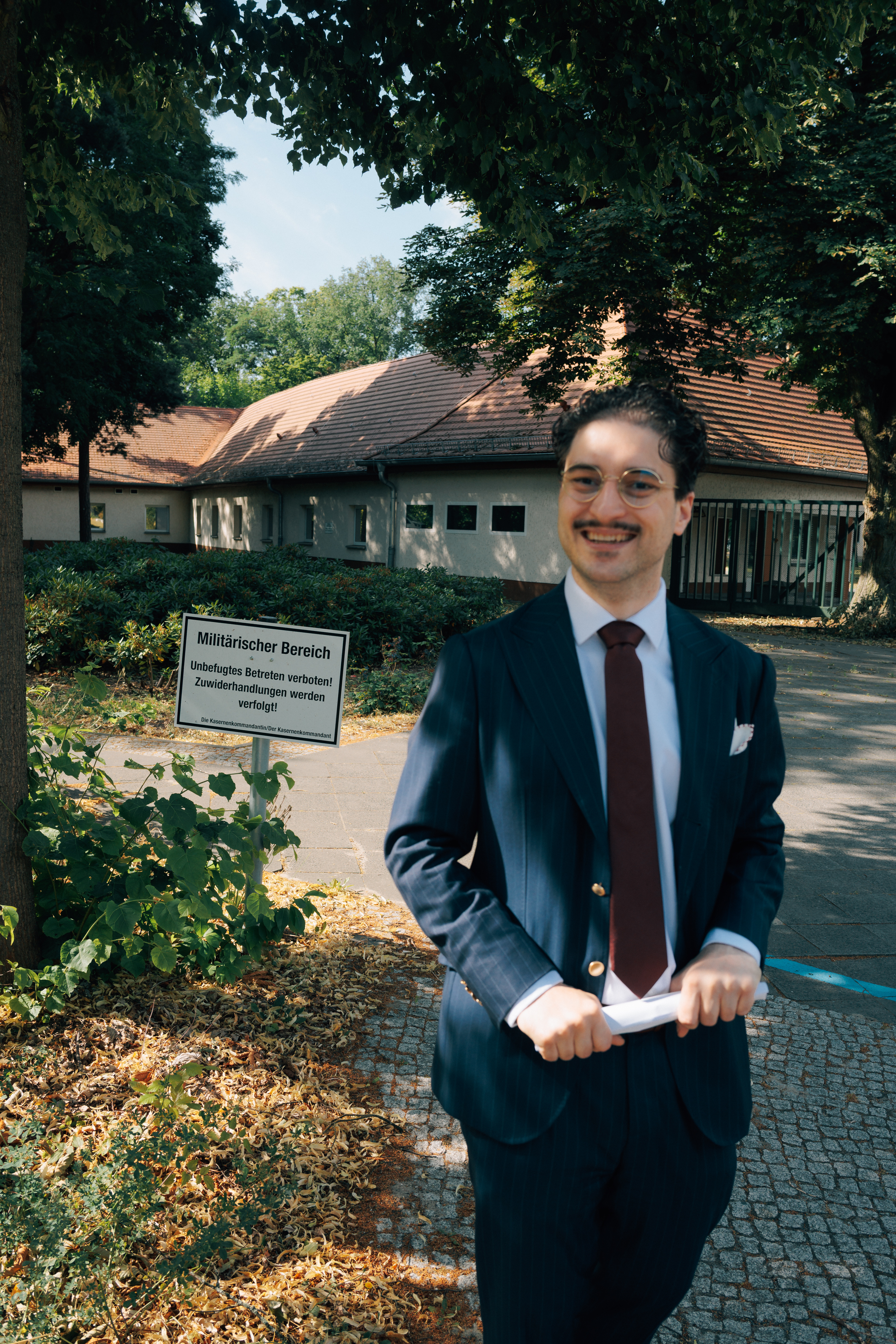 Patrick Pehl vor der Julius-Leber-Kaserne in Berlin. Es ist ein Schnappschuss an einem Sommertag.