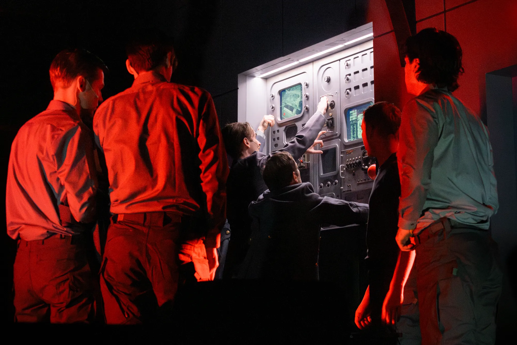 Die Kulisse der „Drei Schwestern“ am Berliner Ensemble. Ein Ereignis wirft seine Schatten, können wir es erkennen oder sind wir mit der Selbstbeschäftigung ausgelastet?