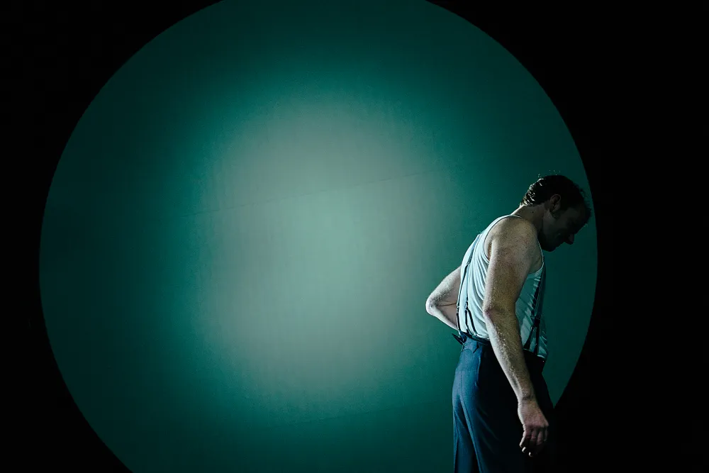Oliver Kraushaar im Stück „Der Lebenslauf des Boxers Samson-Körner“ Erzählt von ihm selber, aufgeschrieben von Bertolt Brecht © Matthias Horn