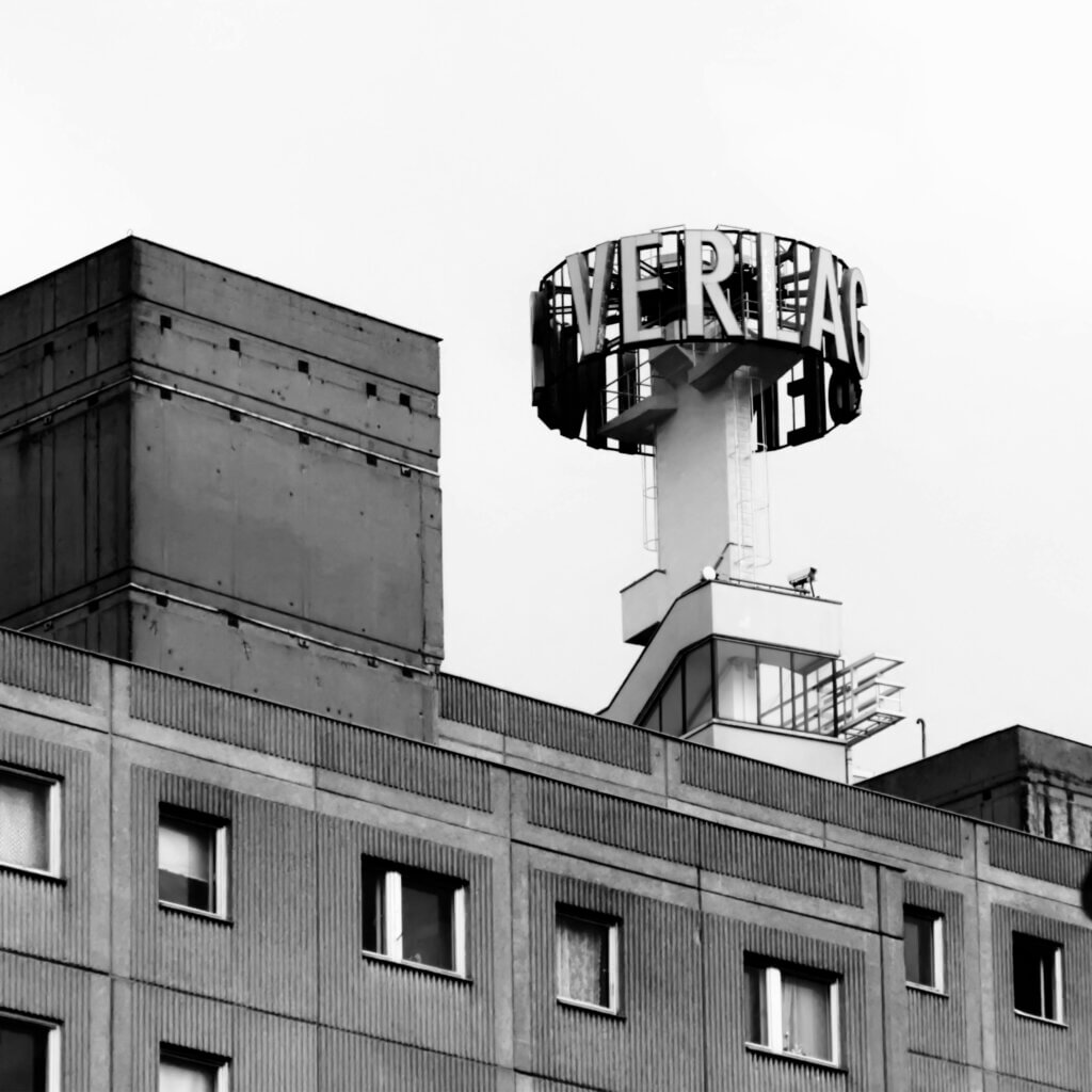 Der ikonische Werbeschriftzug des Hauses des Berliner Verlags, mitten am Berliner Alexanderplatz. © Patrick Pehl