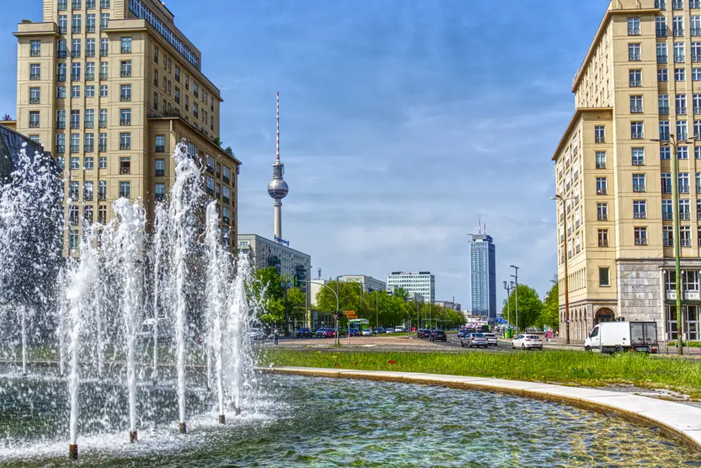 Straußberger Platz am 5. Mai 2023 mit Blick auf den Alexanderplatz, Fernsehturm und Park Inn Hotel © Patrick Pehl