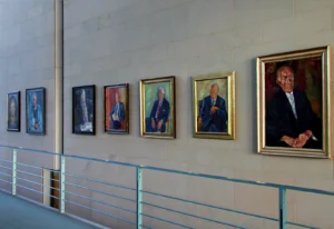 An dieser Wand des Bundeskanzleramts in Berlin hängen Portraitgemälde der deutschen Bundeskanzler seit 1945. Sie bilden die sogenannte Kanzlergalerie.