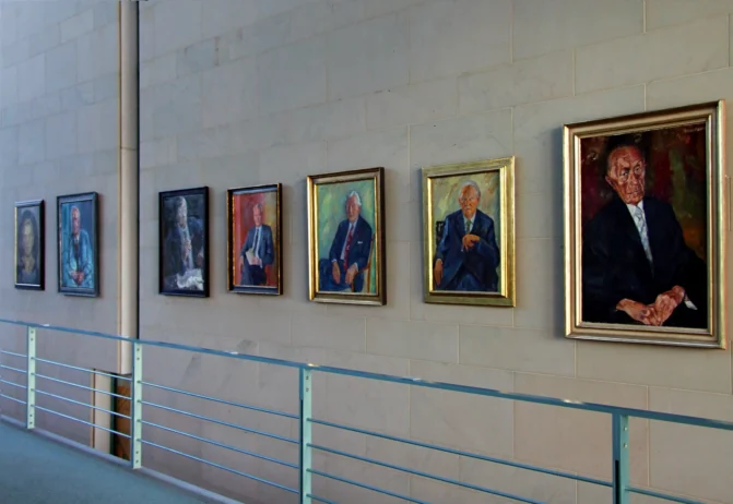 An dieser Wand des Bundeskanzleramts in Berlin hängen Portraitgemälde der deutschen Bundeskanzler seit 1945. Sie bilden die sogenannte Kanzlergalerie.