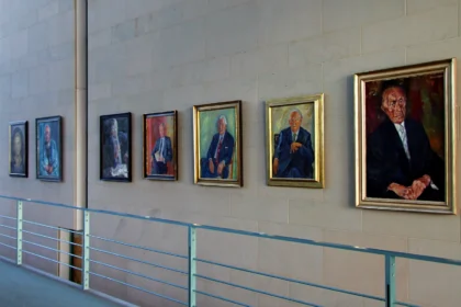 An dieser Wand des Bundeskanzleramts in Berlin hängen Portraitgemälde der deutschen Bundeskanzler seit 1945. Sie bilden die sogenannte Kanzlergalerie.