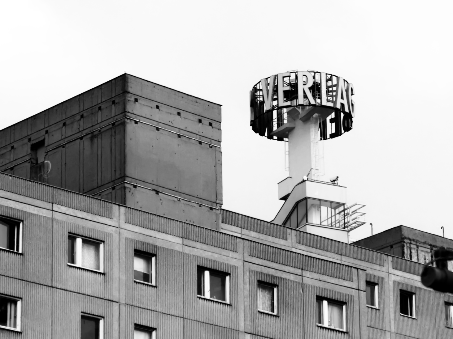 Berliner Verlag von der Münzstraße aus mit Plattenbau-Wohnhaus