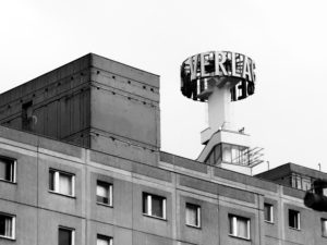 Berliner Verlag von der Münzstraße aus mit Plattenbau-Wohnhaus