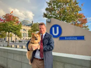 Parlamentskreis Hund Jens-Beeck (FDP) mit seinem Hund