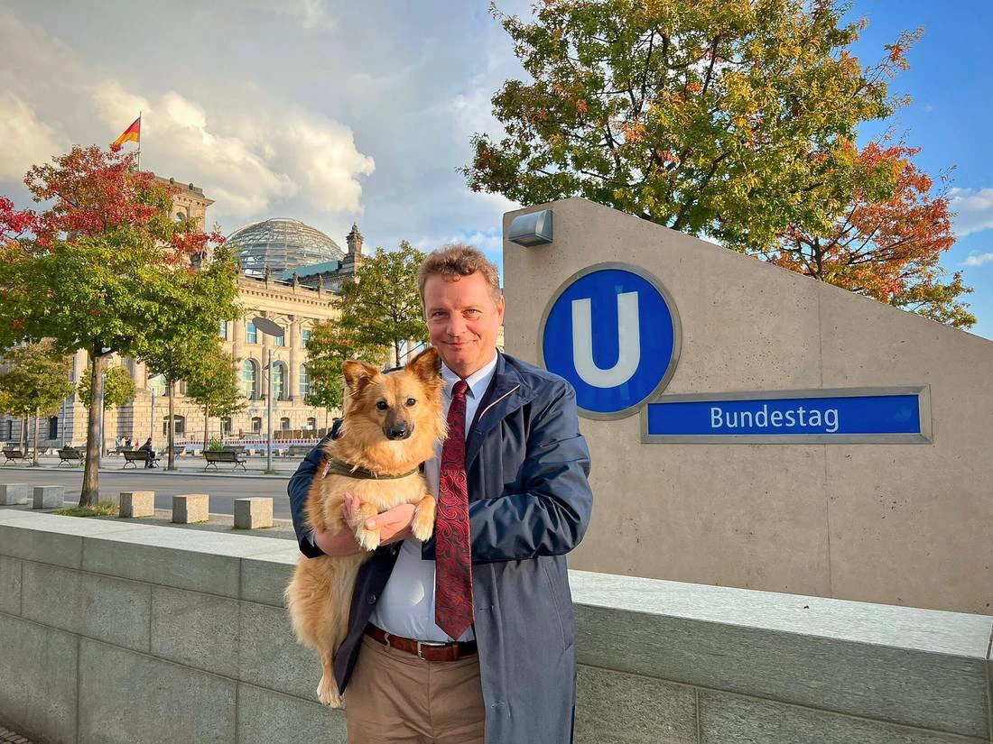 Parlamentskreis Hund Jens-Beeck (FDP) mit seinem Hund