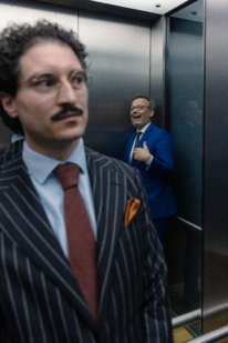 Patrick Pehl mit Otto Fricke in einem Aufzug im Reichstag in Berlin