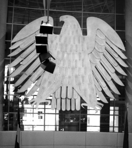 Der Bundestagsadler im Plenarsaal des Reichstags