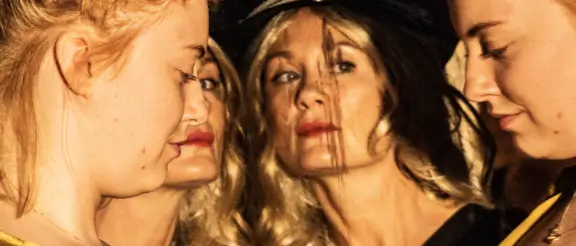 Lassen Sie sich nicht von der Inszenierung durch Maeve Metelka und Pauline Knof täuschen.