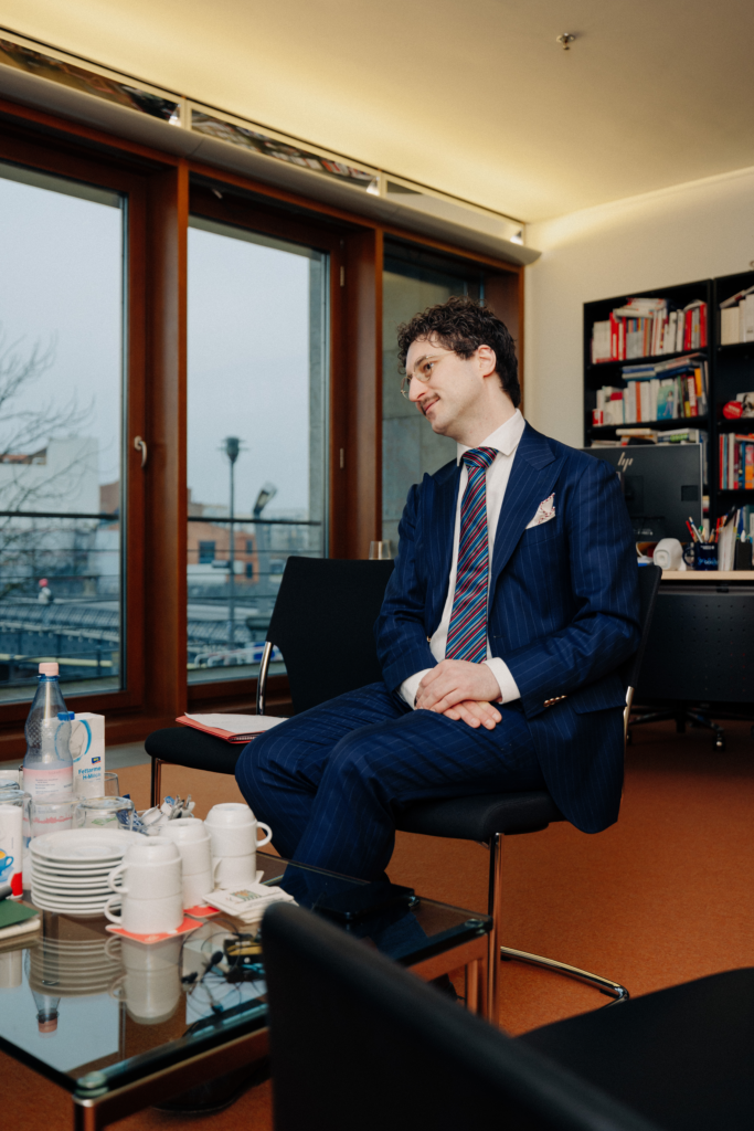 Patrick Pehl bei einem Interview in eine Bundestagsbüro