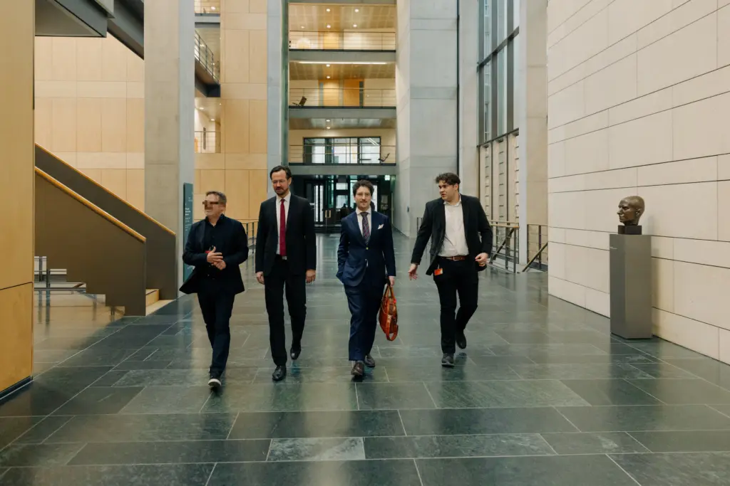 SPD-Fraktionsvize Dirk Wiese im Interview mit Patrick Pehl zur Bundestagswahl 2025 auf dem gang im Jakob-Kaiser-Haus (JKH).