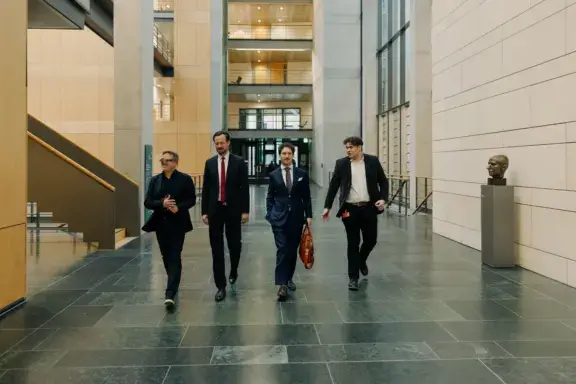 SPD-Fraktionsvize Dirk Wiese im Interview mit Patrick Pehl zur Bundestagswahl 2025 auf dem gang im Jakob-Kaiser-Haus (JKH).