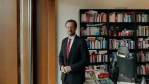 SPD-Fraktionsvize Dirk Wiese im Interview mit Patrick Pehl zur Bundestagswahl 2025 vor einer Bücherwand.