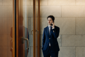 Patrick Pehl ist immer an neuer Sachpolitik interessiert und telefoniert am Fenster im Jakob-Kaiser-Haus, einer Liegenschaft des Bundestages, in Berlin. Pehl trägt einen blauen Anzug mit Nadelstreifen und eine bunt gestreifte Seidenkrawatte.