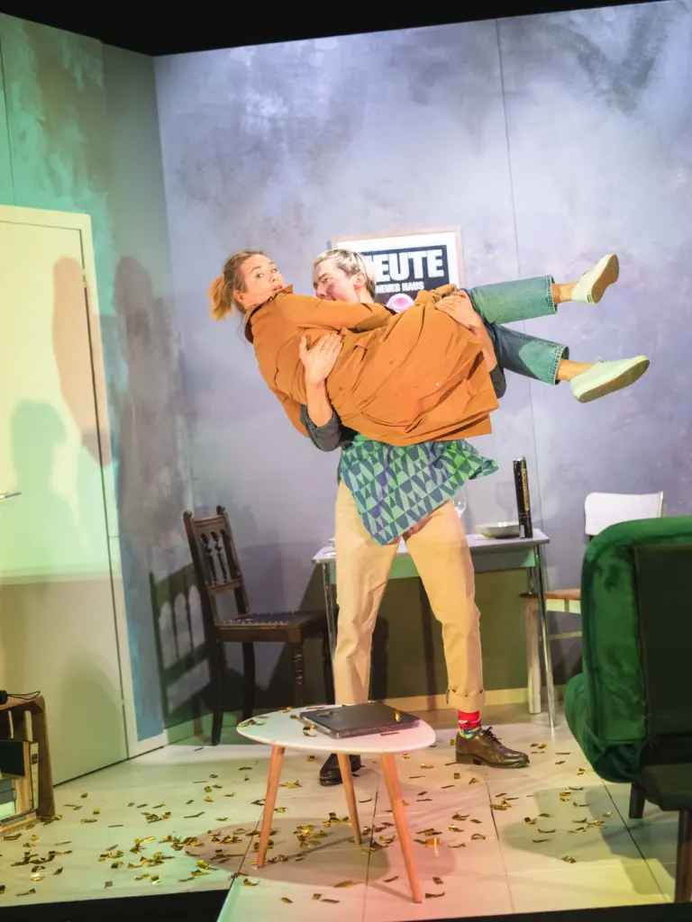 Die Autorin wird von ihrem Boyfriend überwältigt. "The Writer" am Berliner Ensemble mit Pauline Knof und Max Gindorff.