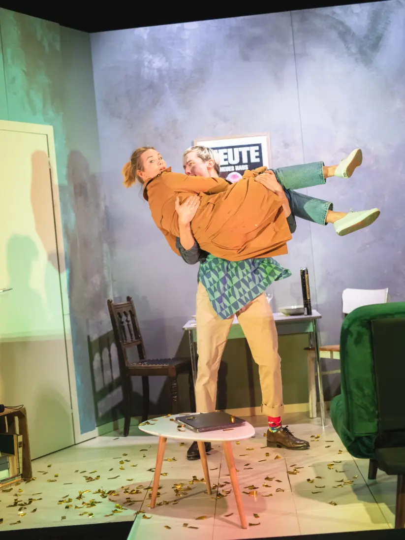 Die Autorin wird von ihrem Boyfriend überwältigt. "The Writer" am Berliner Ensemble mit Pauline Knof und Max Gindorff.
