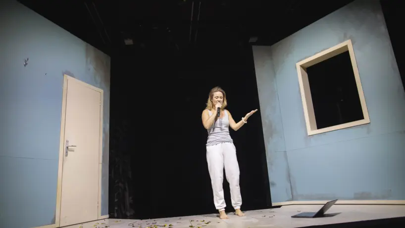 cinemascope (818x460 px) Die Autorin in den Ruinen ihres Heims, ihrer warmen Welt, die doch so fern und kalt ist.