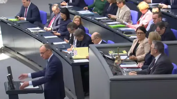 Bundestag, Olaf Scholz mit gelber EILT-Mappe bei der Generaldebatte am 11.12.2024 im Vordergrund ist auch Friedrich Merz (CDU) zu sehen.