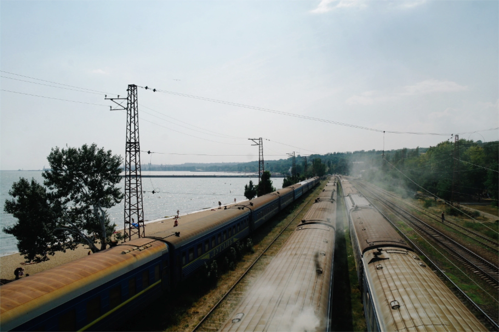 Ein Zug am asowschen Meer in Mariupol