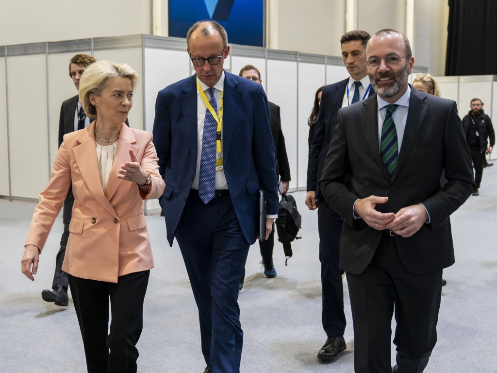 Friedrich Merz (MdB) mit Ursula von der Leyen und Manfred Weber (MdEP) beim EPP Congress in Bucharest