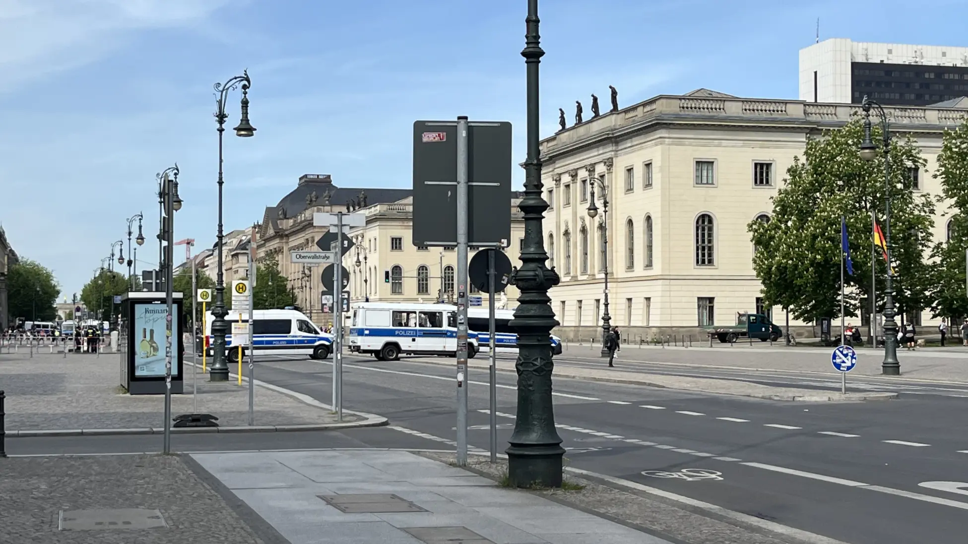 Abgesperrte Straßen um den Ort der Versammlung: die St. Hedwigs-Kathedrale in Berlin.