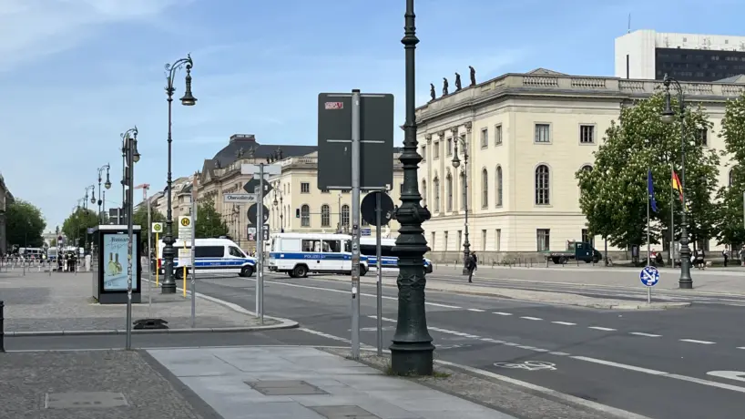 Abgesperrte Straßen um den Ort der Versammlung: die St. Hedwigs-Kathedrale in Berlin.