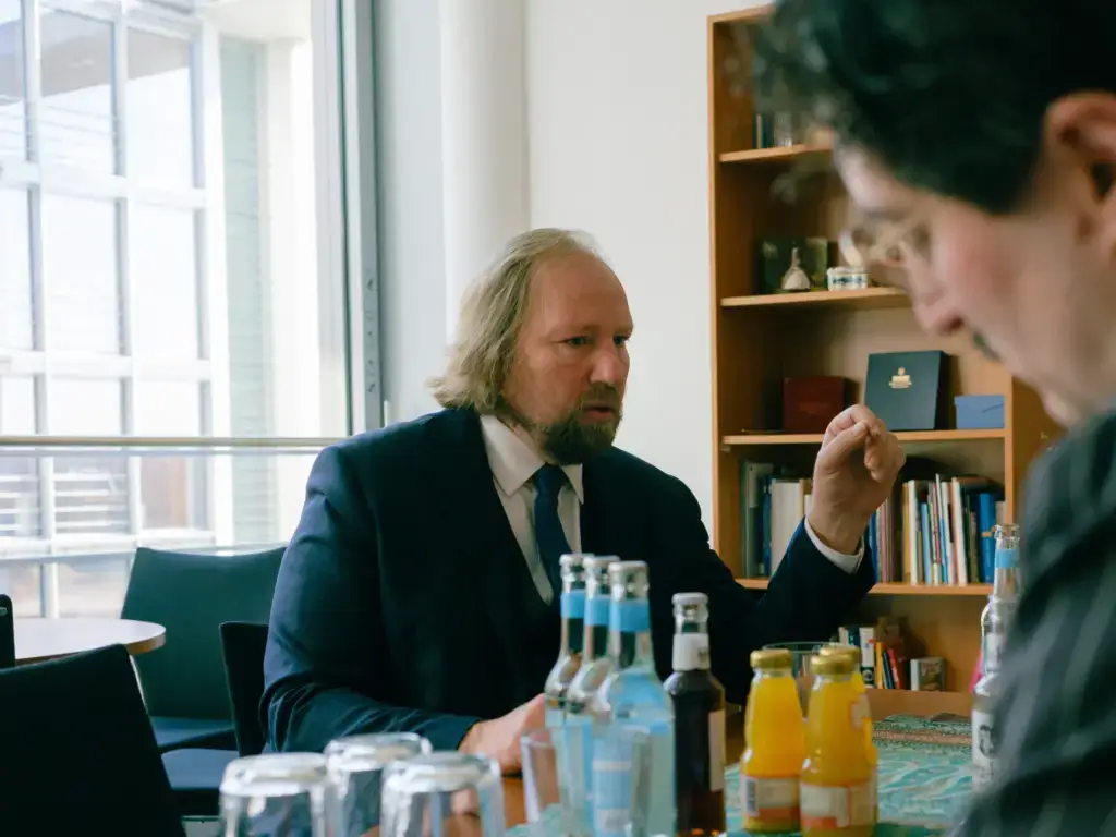 EU-Ausschuss-Vorsitzender Anton Hofreiter (Grüne) im Interview mit Patrick Pehl im Paul-Löbe-Haus in den Liegenschaften des Bundestages in Berlin
