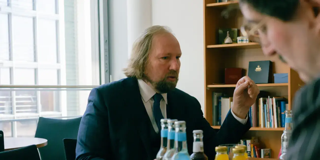 EU-Ausschuss-Vorsitzender Anton Hofreiter (Grüne) im Interview mit Patrick Pehl im Paul-Löbe-Haus in den Liegenschaften des Bundestages in Berlin