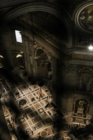 cinemascope (307x460 px) Menschen auf den Fluren des Petersdoms