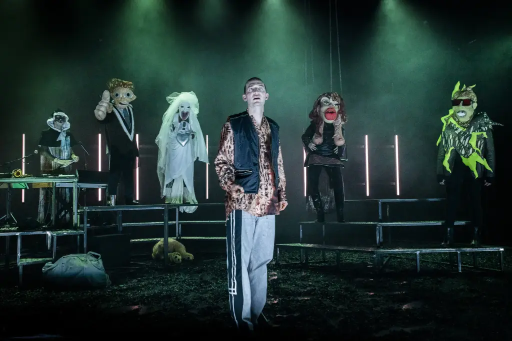 Das Selbstmördergericht in von Ferenc Molnárs „Liliom“ in der Fassung von Christina Tscharyiski am Berliner Ensemble
