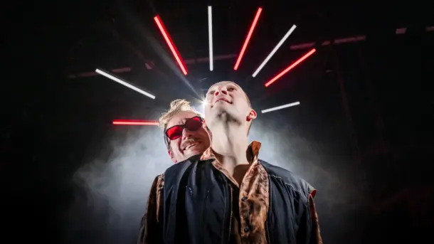 Liliom lässt sich vom Stutzer überreden – Fassung am Berliner Ensemble, uraufgeführt 2024 in Berlin