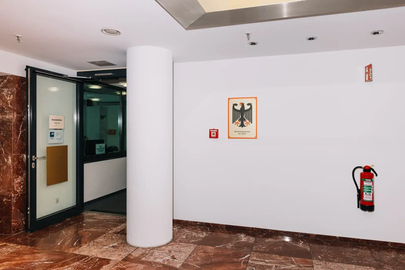 Schmucklos – eine Büroetage wird behelfsmäßig zu einer Außenstelle des Bundesjustizministeriums. Zwischen einer Büroetage des Bundesgesundheitsministeriums und einer der Humboldt-Universität residiert der Normenkontrollrat in einer eine Außenstelle des BMJ.