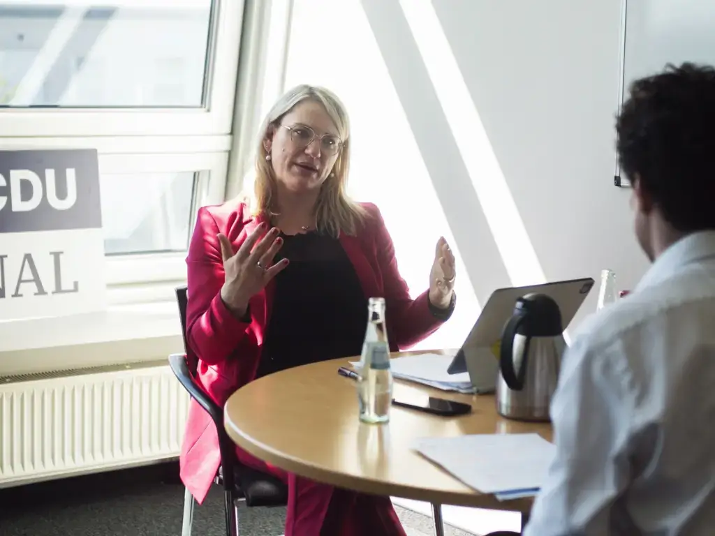 Christina Stumpp (CDU) ist im Parteivorstand für Ernährung und Landwirtschaft im Interview mit Patrick Pehl anlässlich des Beschlusses des CDU-Grundsatzprogramms 2024. Im Konrad-Adenauer-Haus in Berlin.