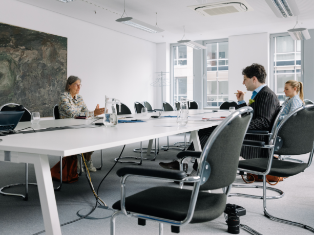 Der große Tisch ist sinnbildlich für die vielen Vorschriften. Der Schreibtisch vieler Unternehmer ist die größte Ackerfläche.