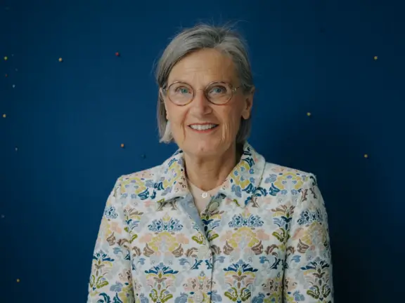 Dorothea Störr-Ritter muss die Punkte zusammenführen. An einer Pinnwand fällt Licht ins Konferenzzimmer.