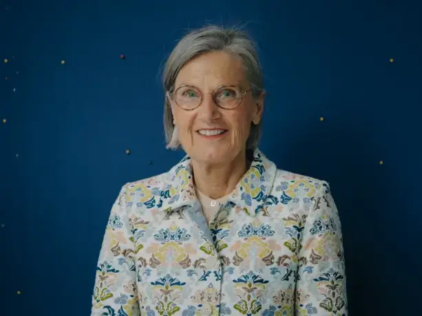 Dorothea Störr-Ritter muss die Punkte zusammenführen. An einer Pinnwand fällt Licht ins Konferenzzimmer.