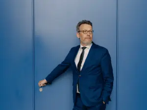 Haushaltsexperte Otto Fricke FDP vor einer blauen Tür im Reichstag Sitz des Bundestages
