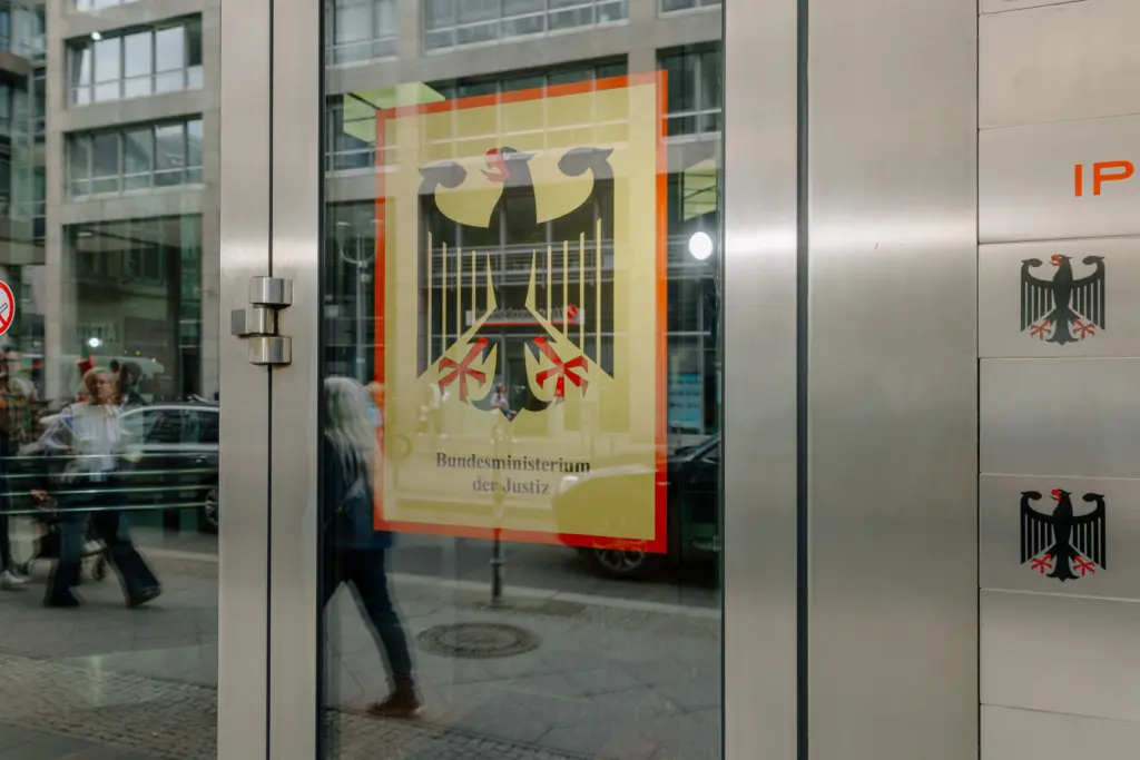 Etwa 23 Mitarbeiter unterstützen die zehn Ratsmitglieder bei ihrer Arbeit. Früher war der NKR beim Kanzleramt angesiedelt, während der Ampel-Regierung war er organisatorisch beim Bundesministerium der Justiz eingegliedert.