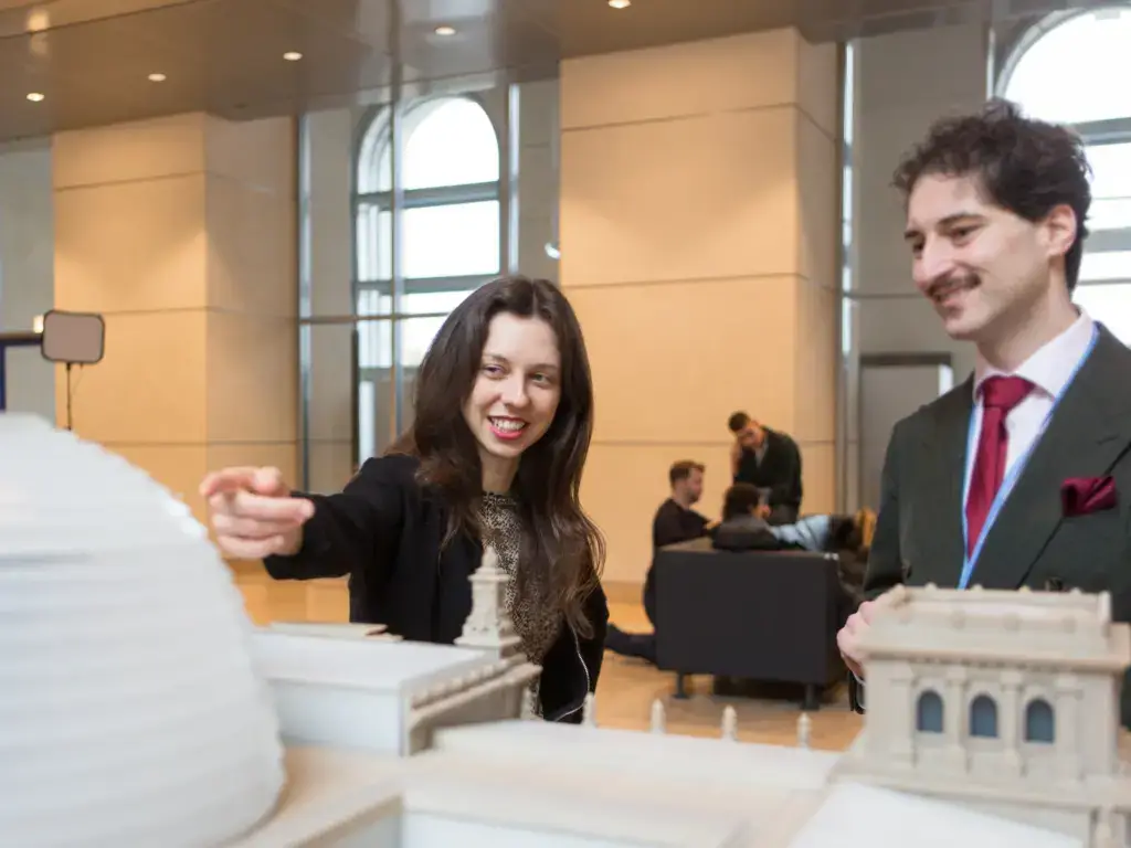 Zoe Mayer mit Patrick Pehl vorm Tastmodell des Reichstages im Reichstag - Walter Wetzler - 2023-11-17