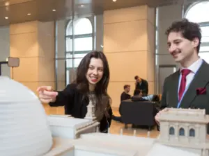 Zoe Mayer mit Patrick Pehl vorm Tastmodell des Reichstages im Reichstag - Walter Wetzler - 2023-11-17