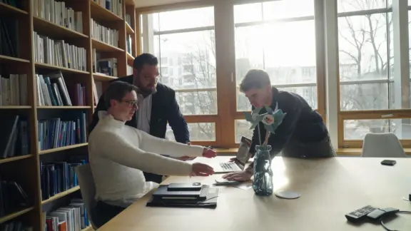 header-mobil (576x324 px) Inside CDU - Philipp Amthor dreht einen Wahlwerbeclip in der Bibliothek des Konrad-Adenauer-Hauses (KAH)