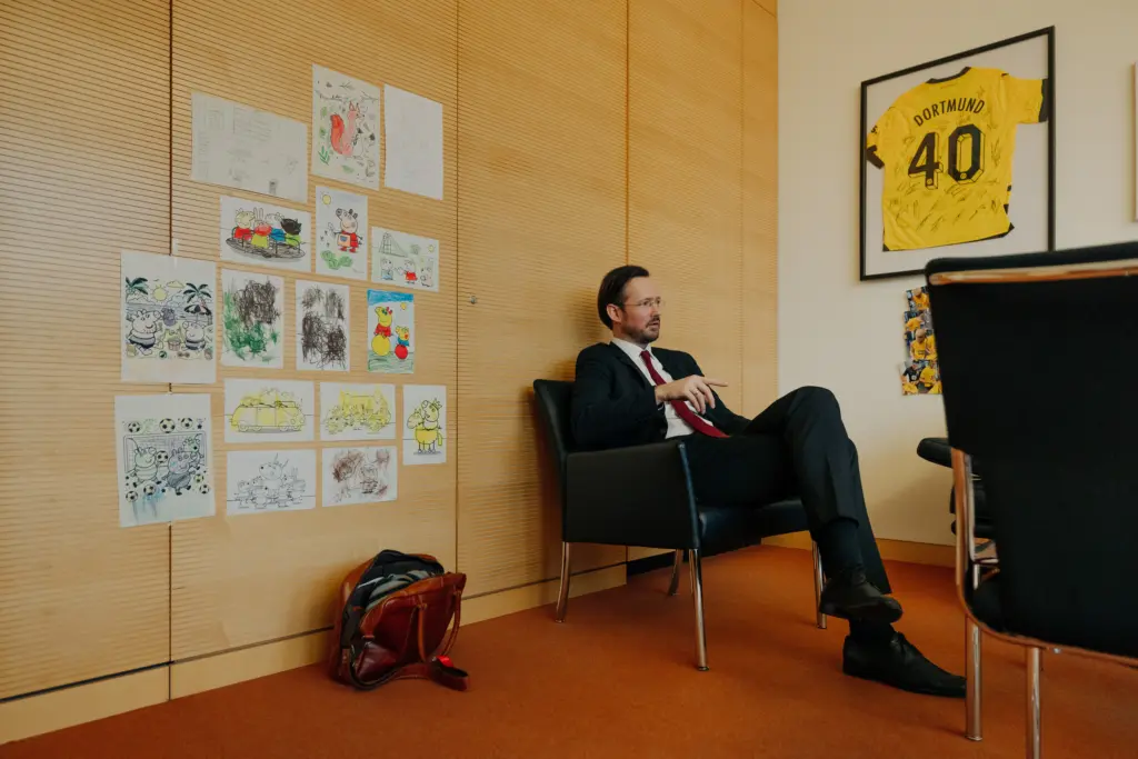 Dirk Wiese in seinem Büro. An der Wand sind Ausmalbilder seines Kindes, die es während eines Besuchs im Bundestag anfertigte.
