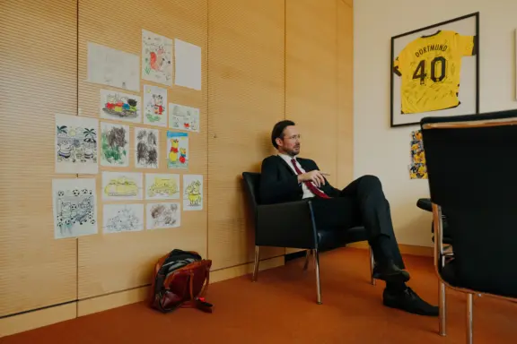Dirk Wiese in seinem Büro. An der Wand sind Ausmalbilder seines Kindes, die es während eines Besuchs im Bundestag anfertigte.