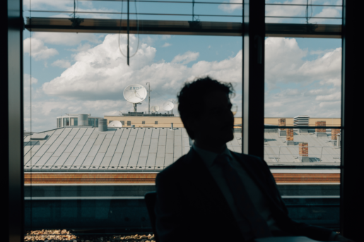 Patrick Pehl während eines Interviews in einem Bundestagsbüro. Im Hintergrund die Satelitenschüssel eines nationalen Fernsehsenders (ARD).