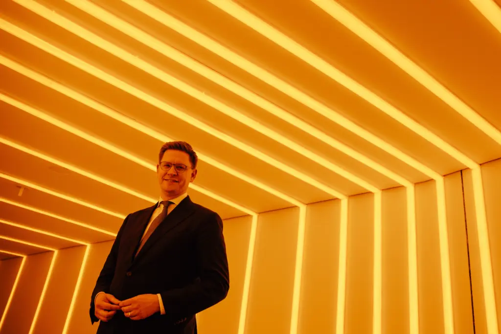 Johannes Steiniger (CDU) im Kunstwerk „Tunnel“ von der Berliner Künstlerin Gunda Förster. Er ist im Bundestag unter der Wilhelmstraße zwischen Jakob-Kaiser-Haus (JKH) und der Liegenschaft Wilhelmstraße 69