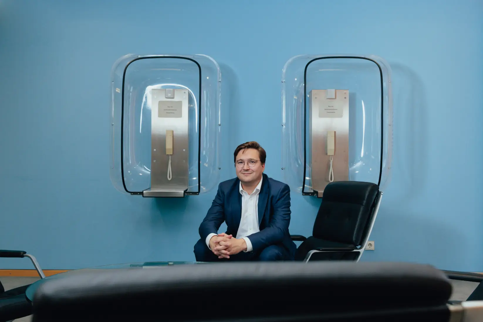 Christian Moser (MdB, CSU) vor blauer Wand an Telefonzellenaufgängung im Matthias-Erzberger-Haus (Unter den Linden 71)
