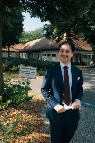 Patrick Pehl vor der Julius-Leber-Kaserne in Berlin. Es ist ein Schnappschuss an einem Sommertag.